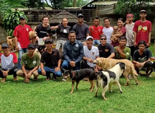 Pelatih Timnas Indonesia terpantau mengunjungi yayasan kesejahteraan hewan. (Sumber: Instagram/jaandomestic)