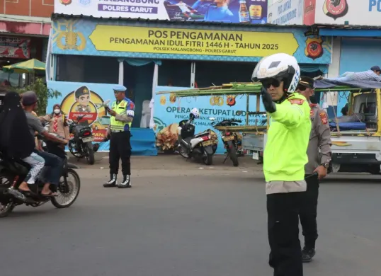 Kapolres Garut AKBP Mochamad Fajar Gemilang, turun langsung mengatur lalu lintas di jalur selatan Jawa Barat, Kecamatan Malangbong, Kabupaten Garut. Pada H-1 Lebaran volume kendaraan di jalur ini mengalami penurunan. (Sumber: Dok. Humas Polres Garut)