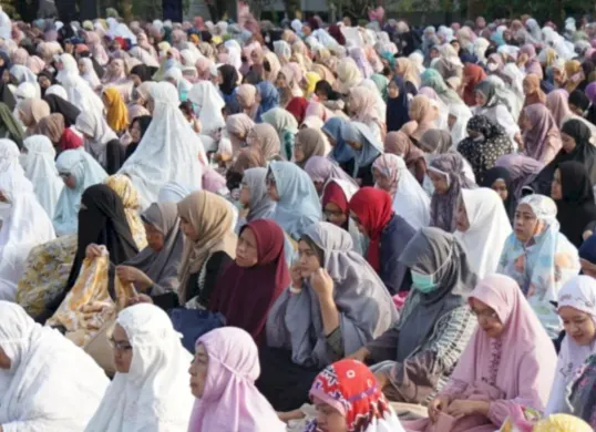 Potret sholat Idul Fitri. (Sumber: Universitas Muhammadiyah Malang)