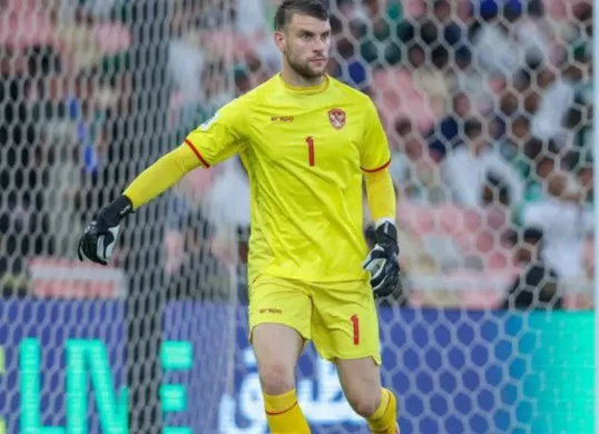 Potret kiper Timnas Indonesia, Maarten Paes yang dirumorkan akan digaet Persib Bandung. (Sumber: X/@labiebsadat)