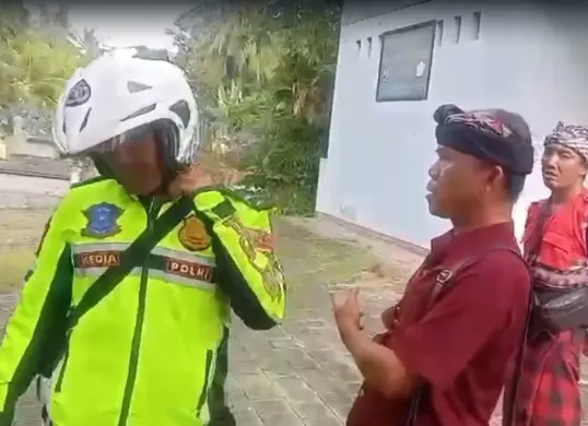 Polisi berkeliaran saat Nyepi di tegur Pecalang di Bali. (Sumber: Tangkapan Layar)