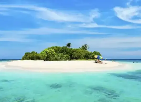 Wisata pantai di Jepara yang tak kalah indah dari Karimun Jawa. (Sumber: Dok/karimunjawa-islands.com)