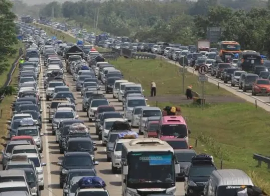 Pantau kondisi jalan tol via CCTV online sebelum mudik Lebaran 2025 untuk hindari macet! (Sumber: Pinterest)