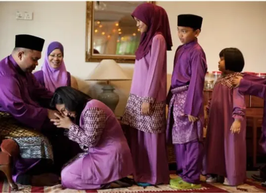 Umat Islam merayakan Idulfitri dengan sukacita bersama keluarga. (Sumber: Pinterest/Malay Family)