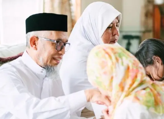 Momen indah berkumpul bersama keluarga di Hari Raya. Selamat Idul Fitri! Mohon maaf lahir dan batin." (Sumber: Pinterest)