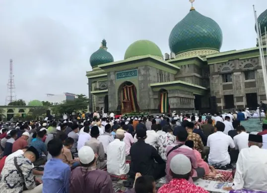 Umat Islam melaksanakan salat Idulfitri berjamaah di lapangan terbuka, mencerminkan semangat kebersamaan dan syiar Islam. (Sumber: Pinterest)