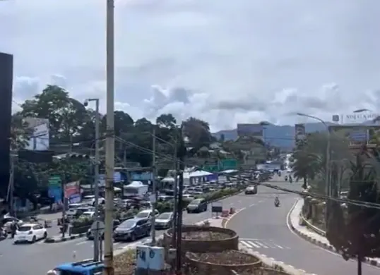 Situasi lalu lintas di jalur Puncak, Bogor, pada Senin 31 Maret 2025, pagi hari. (Sumber: X/@humaspoldajbr)