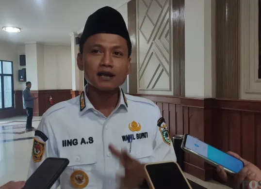 Wakil Bupati Pandeglang, Iing Andri Supriadi saat diwawancarai wartawan si Gedung DPRD Pandeglang. (Sumber: Poskota/Samsul Fatoni)