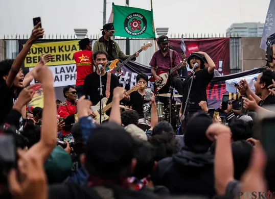 Ilustrasi - lirik lagu Buruh Tani yang dinyanyikan saat demo. (Sumber: Poskota/Bilal Nugraha Ginanjar)