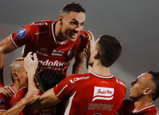 Bali United saat menang telak atas PSIS Semarang di pekan 31 Liga 1 2024/2025. (Sumber: Instagram/@baliunitedfc)