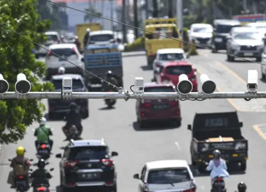 Agar STNK tidak diblokir, begini cara cek dan konfirmasi tilang ETLE saat Operasi Zebra 2025. (Sumber: ikpi)