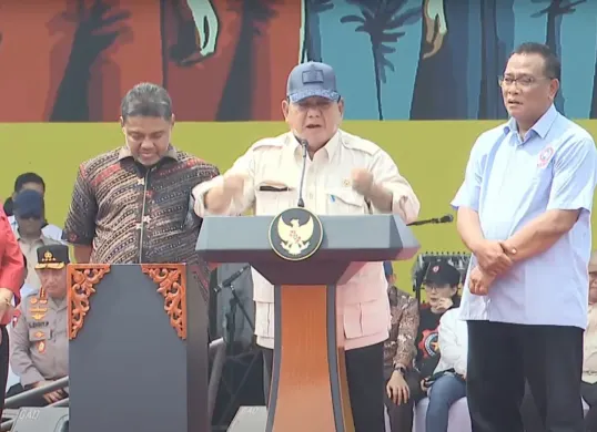 Presiden Prabowo Subianto menyampaikan pidato Hari Buruh 2025 di Lapangan Silang Monas, Jakarta, berjanji menghapus sistem outsourcing dan membentuk Dewan Kesejahteraan Buruh Nasional.