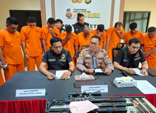 Kasie Humas Polres Metro Jakarta Selatan, Kompol Murodih (Tengah), dalam konferensi pers yang menghadirkan barang bukti senjata laras panjang senapan angin dan tersangka bentrok di kemang. (Sumber: Poskota/Angga Pahlevi)