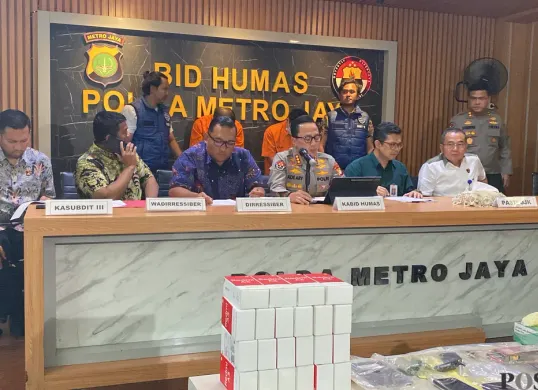 Kabid Humas Polda Metro Jaya, Kombes pol Ade Ary Syam Indradi (tengah) meyampaikan pemaparannya saat gelar perkara pencucian uang di Mako Polda Metro Jaya, Jumat, 2 Mei 2025. (Sumber: Poskota/Primayanti Juli Kumala Manalu)