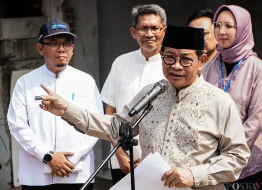 Gubernur Jakarta Pramono Anung berbincang dengan warga di permukiman padat penduduk  kawasan Cideng, Jakarta, Jumat, 2 Mei 2025. (Sumber: Poskota/Bilal Nugraha Ginanjar)