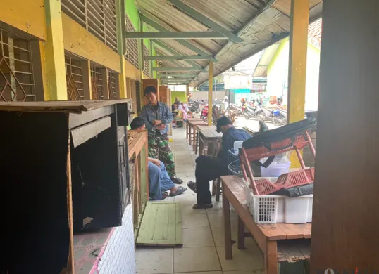 Suasana SMK PGRI 24 Jakarta di gedung baru, Tegal Alur, Cengkareng, Jakarta Barat pada Jumat, 2 Mei 2025 cukup memprihatinkan. (Sumber: Poskota/Primayanti Juli Kumala Manalu)