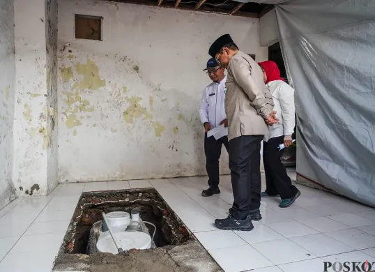 Gubernur Jakarta, Pramono Anung saat meninjau SPALD di permukiman padat penduduk di kawasan Cideng, Jakarta, Jumat, 2 Mei 2025. (Sumber: Poskota/Bilal Nugraha Ginanjar)