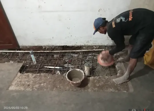 Pemasangan Septic Tank di dalam rumah Syatif dan Eti, warga Kali Cideng, Gambir, Jakarta Pusat. (Sumber: Poskota/Nurpini Aulia Rapika)