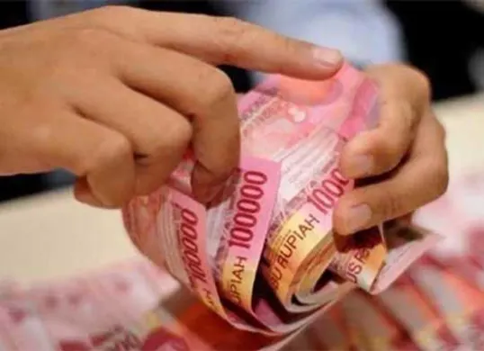 Penggunaan aplikasi pinjaman online resmi berbunga rendah yang diawasi OJK solusi keuangan cepat dan aman bagi masyarakat. (Sumber: Pinterest)
