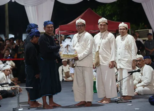 Gubernur Banten Andra Soni menerima laksa Laksa dari Jaro Tanggungan 12 Saidi Putra sebagai ungkapan ketaatan pada pemerintahan dan rasa syukur atas hasil panen yang melimpah. (Sumber: Pemprov Banten)