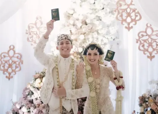 Resmi Menikah dengan Iptu Mochammad Andhika, Valerie Tifanka Pukau Publik Lewat Pernikahan Adat Jawa. (Sumber: Instagram/@valtifanka)