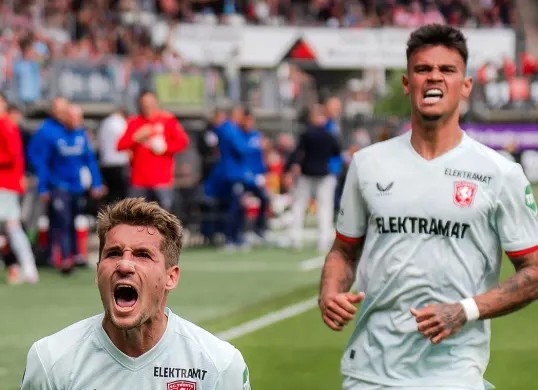 Bek Timnas Indonesia, Mees Hilgers merayakan gol Michal Sadilek di laga Sparta Rotterdam vs FC Twente. (Sumber: Instagram @fctwente)