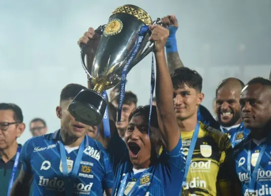 Hadiah dan Trofi yang didapat Persib Bandung sebagai juara BRI Liga 1 2025 sebesar Rp 7,5 miliar. (Sumber: persib.co.id)