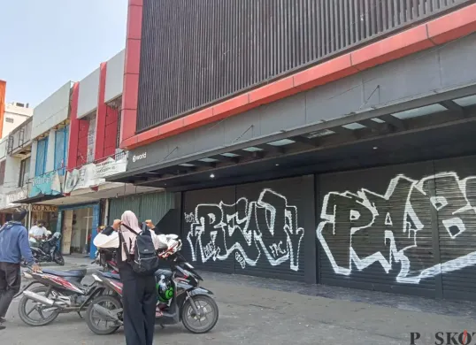 Suasan di depan kantor aplikasi World App di kawasan Bekasi Timur, Kota Bekasi. (Sumber: Poskota/Nurpini Aulia Rapika)