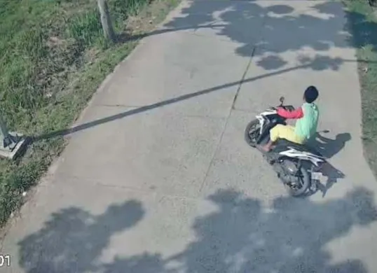 Tersangka MA terekam kamera cctv saat membawa kabur motor Honda Vario di Perum Ciujung Damai, Desa Kendayakan, Kecamatan Kragilan,  Kabupaten Serang. (Sumber: Dok. Satreskrim Polres Serang)