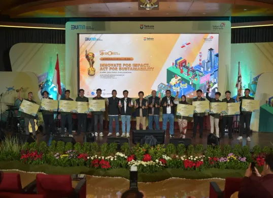 Penyerahan apresiasi kepada pemenang kompetisi Innovillage tahun 2024 oleh Senior General Manager, Hery Susanto (tengah), beberapa waktu yang lalu.