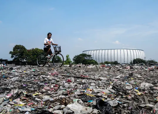 Tumpukan Sampah di Area Kolong Tol Papanggo