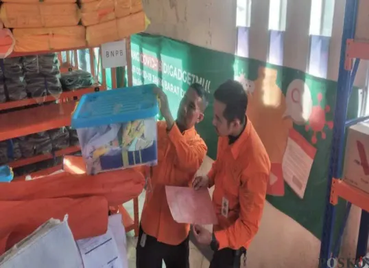 Personel BPBD Cimahi merapikan logistik di Kantor BPBD, Jalan Cihanjuang, Kota Cimahi, Selasa 6 Mei 2025. (Sumber: Poskota/Gatot Poedji Utomo)