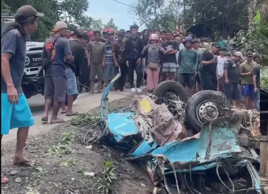 Kecelakaan truk muatan pasir dan angkot di Purworejo-Magelang tewaskan 11 orang. Kuat dugaan truk mengalami rem blong. (Sumber: Capture Instagram @purworejo24)