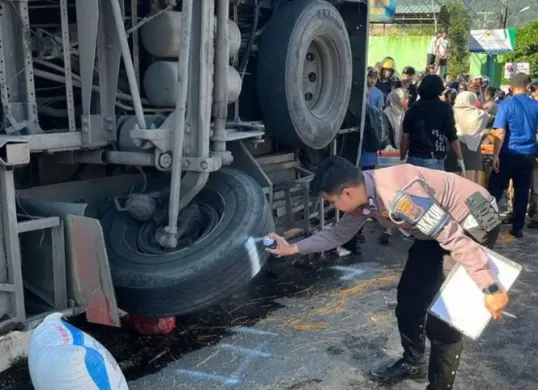 Bus ALS terguling di Padang Panjang, Sumatera Barat, menewaskan 12 orang. Diduga akibat rem blong, puluhan penumpang luka-luka. Sopir dalam kondisi koma. (Sumber: X/@AlwiHusin)