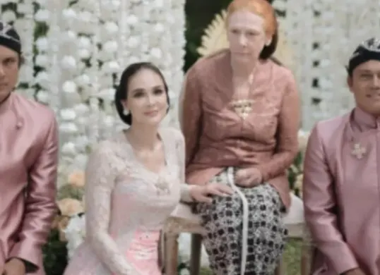 Menjelang pernikahannya yang telah lama dinantikan, Luna Maya menjalani prosesi siraman yang sarat makna budaya dan emosional pada Selasa, 6 Mei 2025, di Bali. (Sumber: Instagram/Luna Maya)