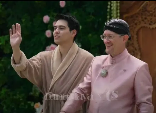 Potret Maxime Bouttier (kiri) bersama Ayahnya (kanan) saat acara sungkeman jelang pernikahan dengan Luna Maya. (Sumber: YouTube/TS Media)