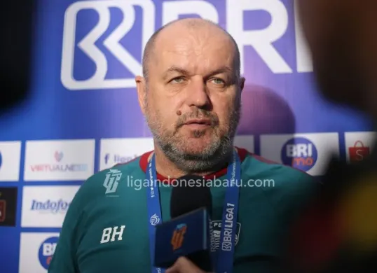 Wasit Gedion Dapaherang bikin Bojan Hodak murka usai tekel keras Murilo ke Febri hanya berbuah kartu kuning. (Sumber: PT LIB)
