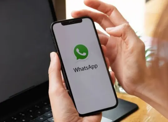 Trik rahasia bikin WhatsApp terlihat offline meski kamu aktif internet. Aktifkan proxy di pengaturan supaya pesan tertunda, tapi streaming dan game tetap lancar tanpa gangguan! (Sumber: Pinterest)