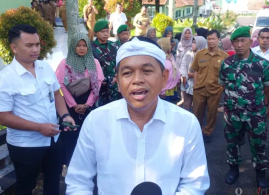 Gubernur Jabar Dedi Mulyadi beri santunan Rp50 juta per keluarga korban ledakan amunisi di Garut. Anak korban diangkat jadi anak asuh, biaya hidup dan pendidikan ditanggung hingga perguruan tinggi.
(Sumber: Poskota/Gatot Poedji Utomo)
