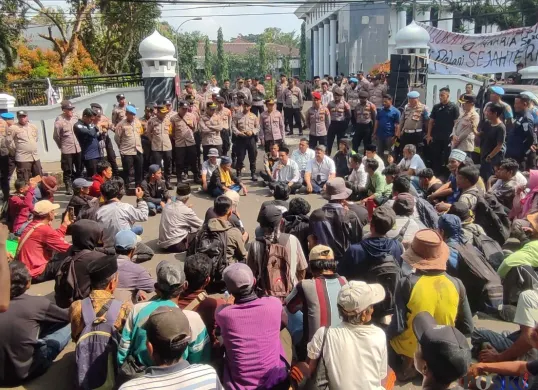 Ratusan massa berunjuk rasa di depan Kantor DPRD Kabupaten Pandeglang, Kamis, 8 Mei 2025. (Sumber: Poskota/Samsul Fatoni)