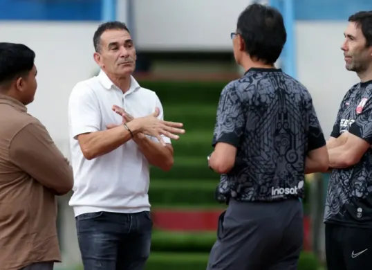 Pelatih Timnas Indonesia U-23, Gerald Vanenburg hadiri sesi latihan Persis Solo untuk memantau pemain. (Foto: ligaindonesiabaru.com)