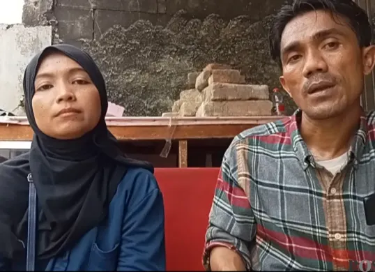 Keluarga almarhum Soleh Darmawan--diduga korban TPPO di Kamboja, Syahrudin (kanan) dan Tina (kiri) merasa cukup lega setelah proses ekshumasi. (Sumber: Poskota/Nurpini Aulia)