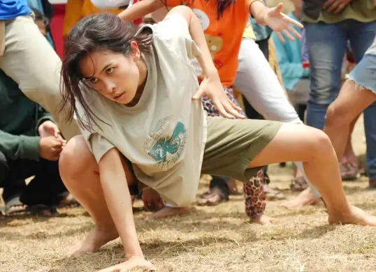 First look Maudy Ayunda dalam film Para Perasuk yang tampil kerasukan. (Sumber: X/@WatchmenID)