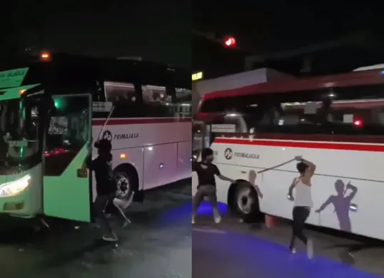 Momen sejumlah pengamen di kawasan Bitung, Tangerang merusak bus diduga karena tidak diizinkan masuk. (Sumber: Tangkap Layar Instagram/@medsoszone)