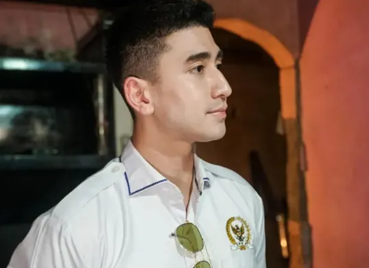 Anggota DPR RI Varrel Bramasta mengkritik kebijakan pendidikan siswa di Barak Militer ala Dedi Mulyadi, Bupati Purwakarta Om Zein tantang balik Varrel. (Sumber: Capture Instagram Varrel Bramasta)