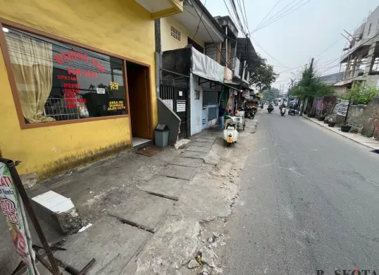 Suasana TKP JakLingko tabrak sejumlah kendaraan di wilayah Cengkareng, Jakbar, pada Sabtu, 10 Mei 2025. (Sumber: Poskota/Pandi Ramedhan)