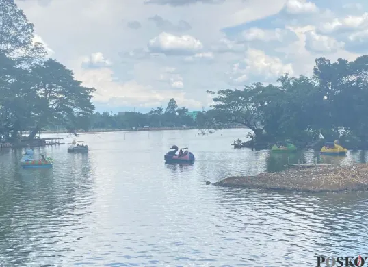 Suasana tempat wisata Danau Cipondoh, Kota Tangerang pada akhir pekan, Minggu, 11 Mei 2025. (Sumber: Poskota/Primayanti Juli Kumala)