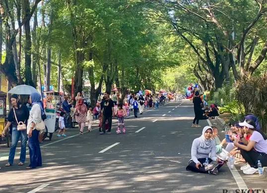 Suasana Car Free Day di Tugu Adipura Kota Tangerang dipenuhi ratusan warga pada Minggu, 11 Mei 2025. (Sumber: Poskota/Primayanti Manulu)