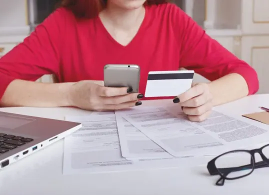 Data KTP Anda bisa dicuri pinjol ilegal untuk registrasi kartu SIM dan meneror. Ketahui modusnya, risiko hukum, dan langkah perlindungannya.. (Sumber: Freepik)
