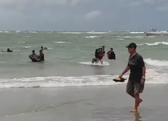 Proses evakuasi penumpang Kapal Tiga Putra yang terbalik dan tenggelam saat mengangkut wisatawan dari Pulau Tikus menuju daratan sebanyak 7 wisatawan dinyatakan tewas. (Sumber: Capture Instagram @evaastijayanti88)